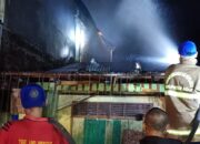 Rumah Hangus Terbakar, Damkar Agam Padamkan Api di Lubukbasung