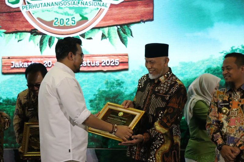 sumbar-raih-penghargaan-provinsi-terbaik-di-festival-pesona-2025