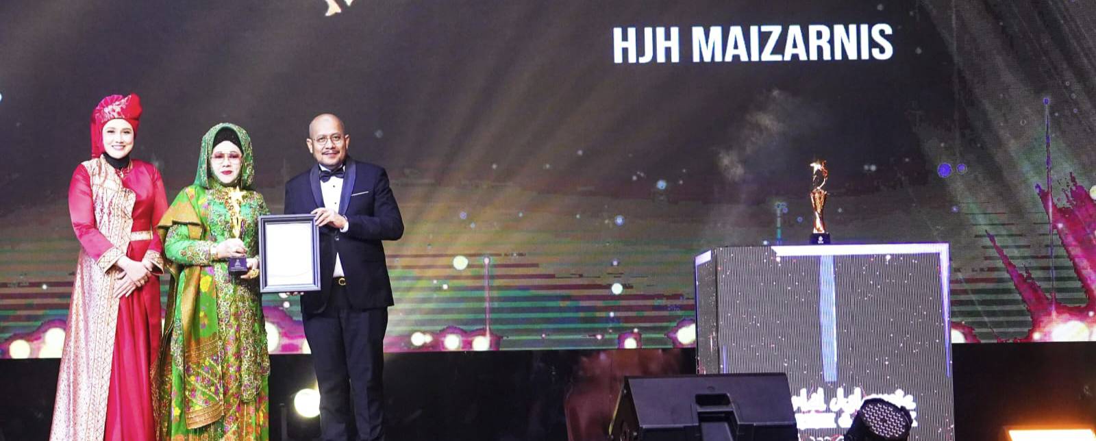 hj-maizarni-bu-je-bawa-pulang-penghargaan-wita-2025-ke-padang