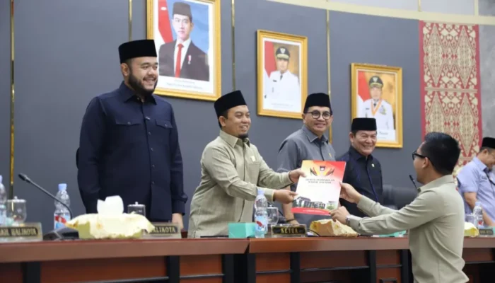 DPRD Padang Sahkan 9 Perda, Amran Ajak Warga Tingkatkan Kebersihan Kota
