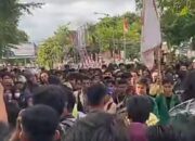 Tuntut Usut Tuntas, Mahasiswa dan Ojol Geruduk Polda Sumbar