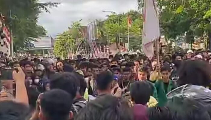 Tuntut Usut Tuntas, Mahasiswa dan Ojol Geruduk Polda Sumbar