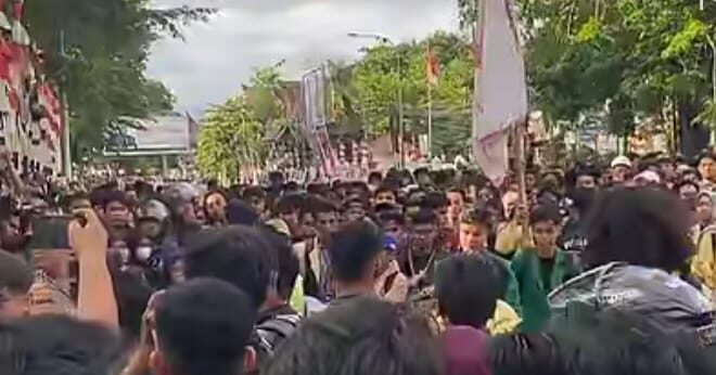 tuntut-usut-tuntas,-mahasiswa-dan-ojol-geruduk-polda-sumbar