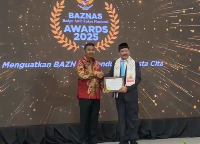 vasko-ruseimy-terima-penghargaan-gerakan-zakat-nasional-untuk-sumbar