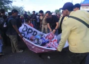 Mahasiswa Padang Gelar Demo Damai, Lalu Pungut Sampah, Wali Kota Apresiasi