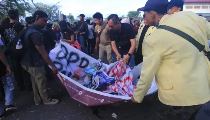 Mahasiswa Padang Gelar Demo Damai, Lalu Pungut Sampah, Wali Kota Apresiasi