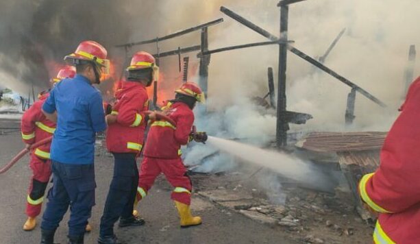 api-lalap-dua-rumah-di-padang,-kerugian-ratusan-juta