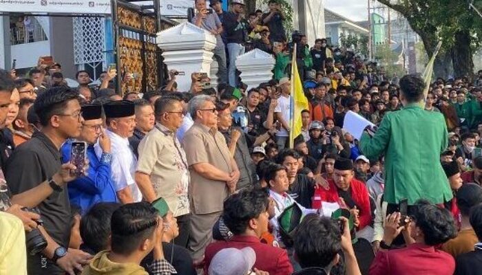 DPRD Sumbar Redam Aksi, Terima Aspirasi, Massa Bubar Tertib