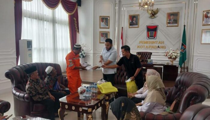 Wako Fadly Lepas Petugas Kebersihan dan TRC Padang Umrah Gratis