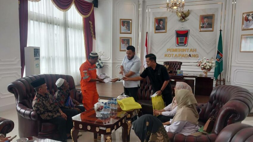 wako-fadly-berangkatkan-petugas-kebersihan-dan-trc-umrah-gratis