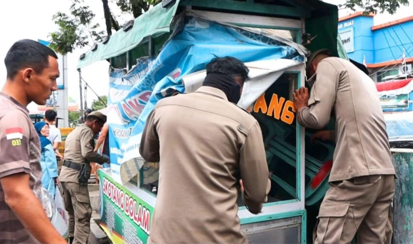 satpol-pp-tertibkan-pkl-banda-buat,-barang-bukti-disita