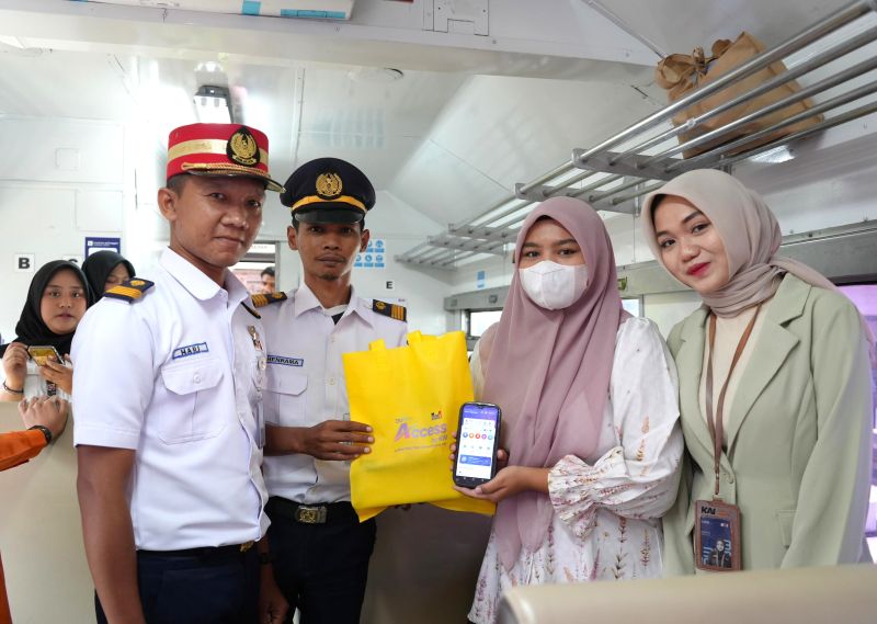 hari-pelanggan-nasional,-kai-sumbar-bagikan-souvenir-untuk-penumpang-setia
