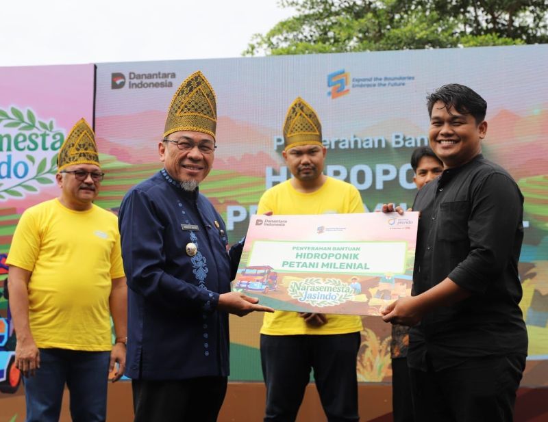 jasindo-tingkatkan-pertanian-padang,-serahkan-alat-dan-hidroponik