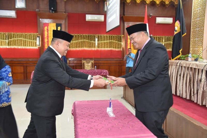 mursalim-akhiri-tugas,-estafet-sekda-pariaman-diserahkan-ke-afrizal-azhar