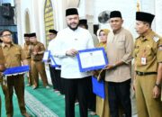Wali Kota Padang Serahkan Dana Operasional Rp724 Juta untuk Kecamatan Pauh