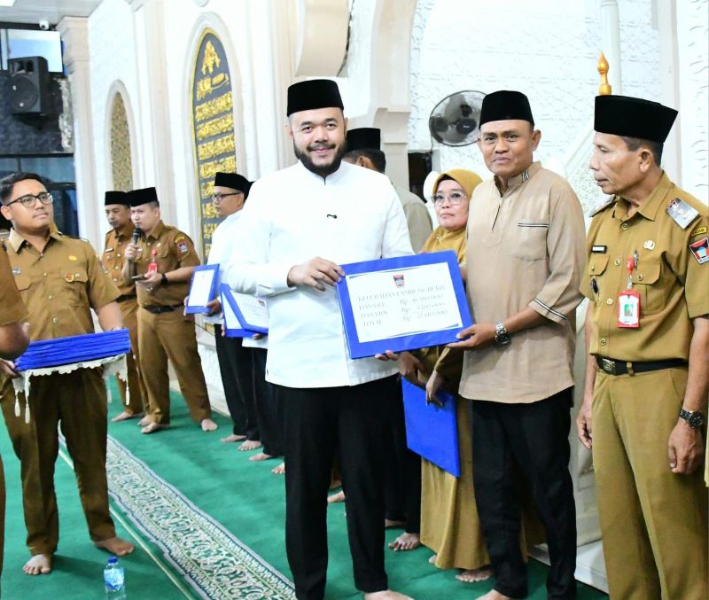 wali-kota-padang-serahkan-dana-operasional-rp724-juta-untuk-kecamatan-pauh