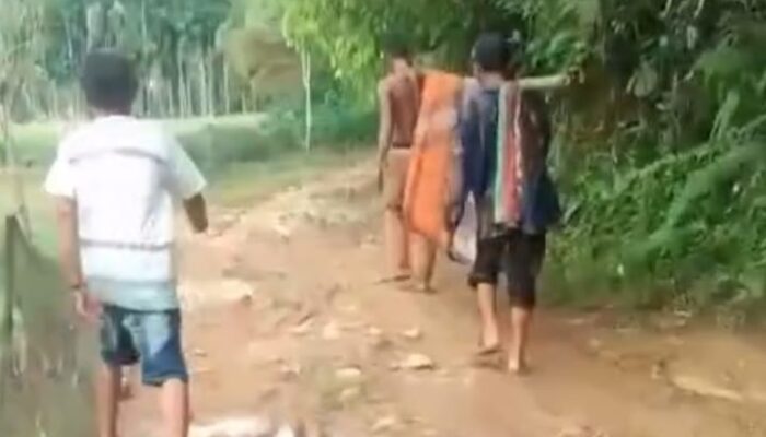 Pemkab Agam Benahi Jalan Rusak Usai Viral Warga Ditandu