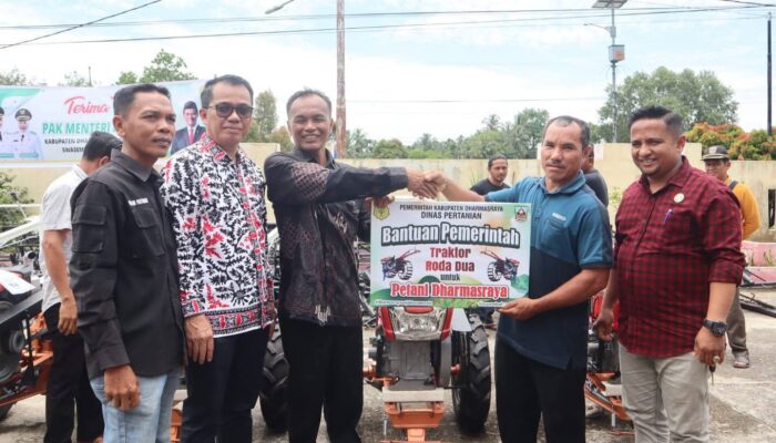 Dharmasraya Salurkan Traktor, Pacu Produktivitas Petani di Sembilan Nagari