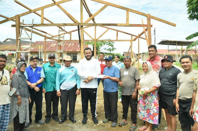 fadly-amran-apresiasi-swadaya-warga-bangun-poskamling-gunung-sago