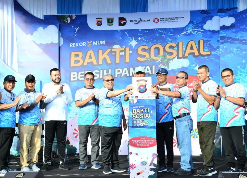 polda-sumbar-dan-pemko-padang-gelar-aksi-bersih-pantai-terbesar-di-cimpago