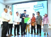 Fadly Amran Serahkan Kartu BPJS untuk Ribuan Pekerja Rentan di Padang