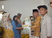 Wakil Wali Kota Padang Serahkan Bantuan Pangan untuk Warga Ulak Karang Utara