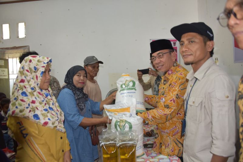wakil-wali-kota-padang-serahkan-bantuan-pangan-untuk-warga-ulak-karang-utara