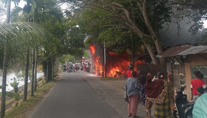 Api Hanguskan Tiga Bangunan di Padang, Dua Nyawa Melayang