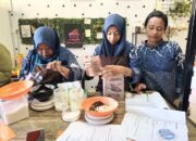 PT Semen Padang Latih Warga Teluk Bayur Membuat Kue