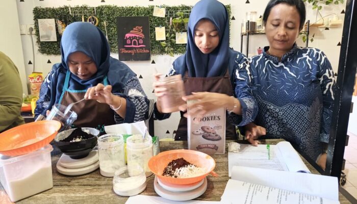 PT Semen Padang Latih Warga Teluk Bayur Membuat Kue