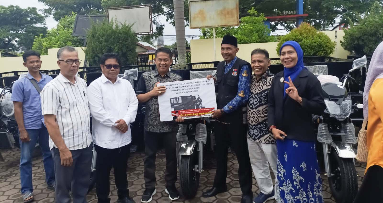 10-betor-dibagikan-wakil-ketua-dprd-sumbar-kepada-delapan-bank-sampah