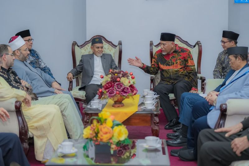 gubernur-mahyeldi-sambut-peserta-konferensi-wakaf-internasional-di-gala-dinner-2025