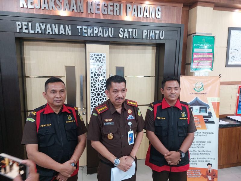 kejari-padang-geledah-dua-lokasi-terkait-dugaan-korupsi-capai-rp34-miliar