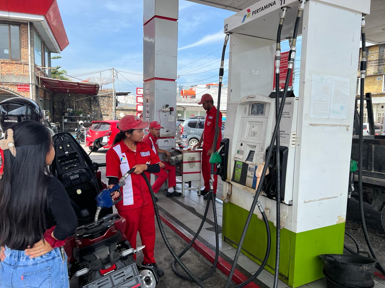 antrean-bbm-picu-macet-panjang-jalan-padang-bengkulu