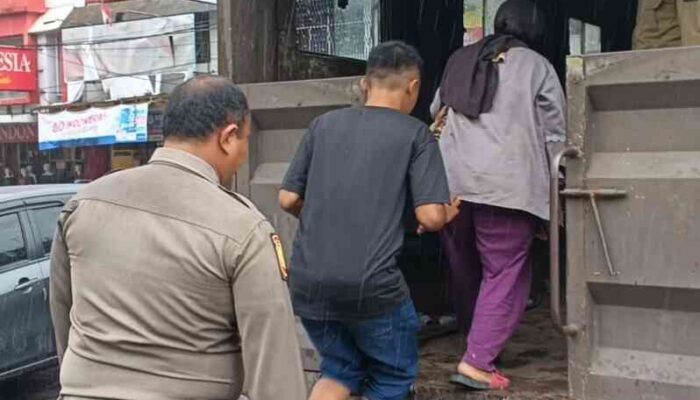 Tergiur Loker Bodong, Keluarga Jakarta Terlantar di Padang, Satpol PP Bertindak!