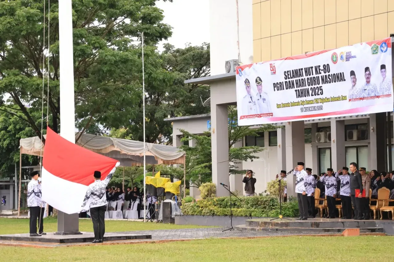 wawako-elzadaswarman-jadi-pembina-upacara-peringatan-hut-ke-80-pgri-dan-hari-guru-nasional-di-payakumbuh