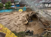 PLN Ulurkan Tangan, Bantu Korban Banjir Bandang di Saniang Baka, Solok