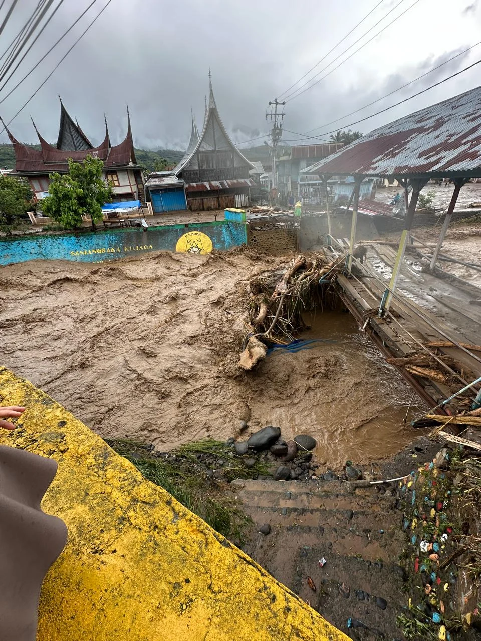 pln-sigap-salurkan-bantuan-korban-banjir-bandang-solok