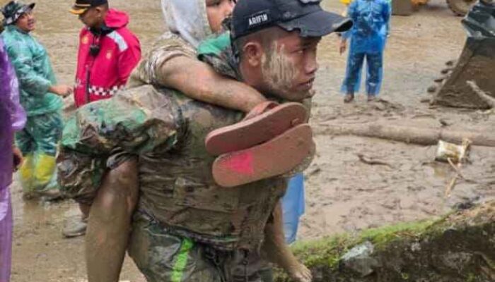 Prajurit TNI Gugur Saat Evakuasi Korban Banjir Longsor di Padang Panjang