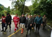 Bupati Eka Putra Pantau, Salurkan Bantuan Korban Banjir Bandang Tanah Datar