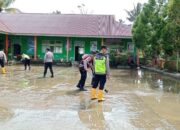 Kapolsek Pimpin Bersihkan Lumpur, Pulihkan SDN 18 Tilkam Pasca Banjir