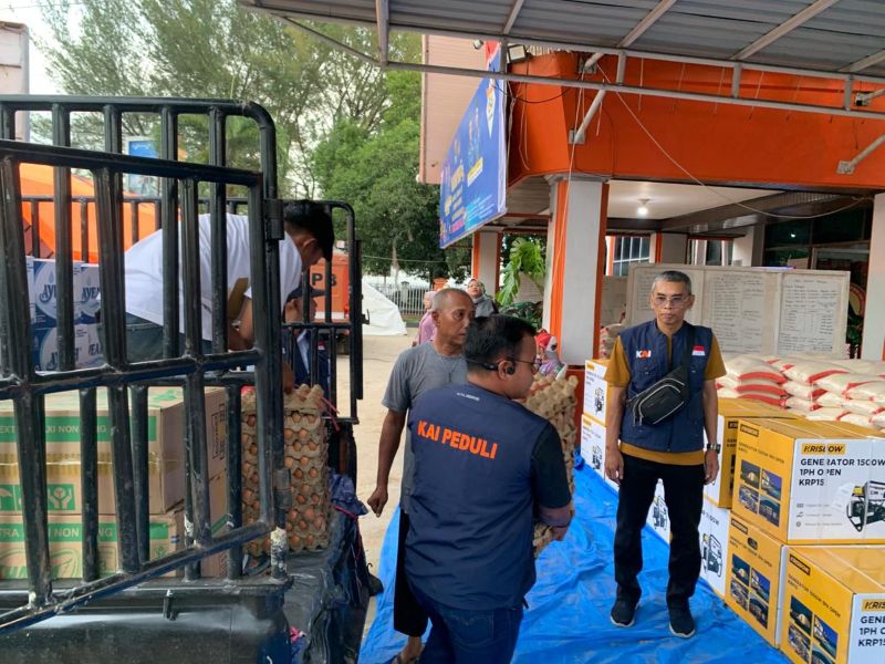 kai-salurkan-bantuan-untuk-korban-banjir-sumbar