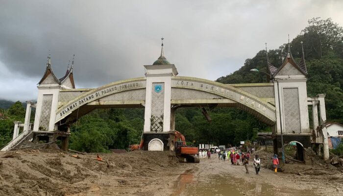 Dalipp Galang Dana Online, Terobos Isolasi Banjir Bandang Palembayan dengan Bantuan