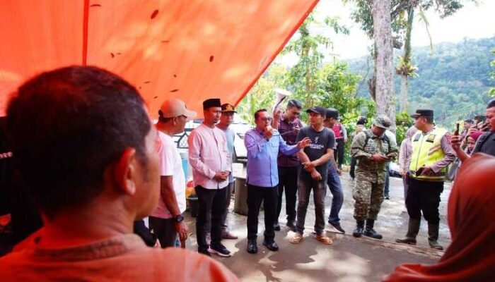 Bupati Eka Putra Serahkan Bantuan, Minta Waspada Cuaca Ekstrem