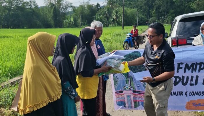 FMIPA UNP Salurkan Bantuan, Ringankan Korban Banjir dan Longsor