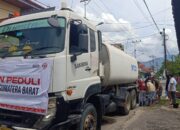 Semen Padang Salurkan Ratusan Ribu Liter Air Bersih Bantu Korban Banjir
