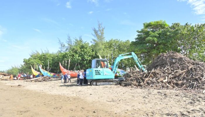 Pemprov Sumbar Gerakkan ASN Bersihkan Pantai, Pulihkan Aktivitas Nelayan