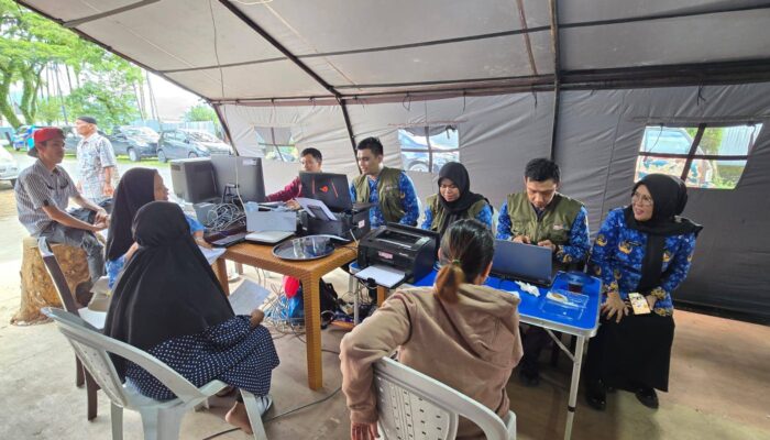 Disdukcapil Padang Jemput Bola, Pulihkan Dokumen Kependudukan Warga Terdampak Banjir