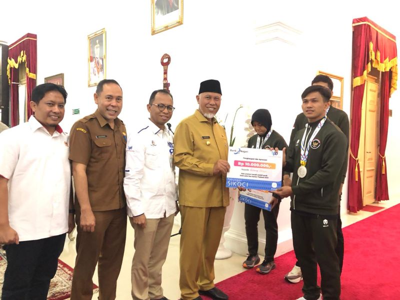 atlet-sumbar-sukses-di-sea-games-2025,-mahyeldi-beri-penghargaan