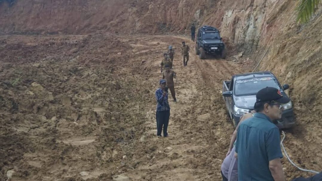 bupati-pasbar-salurkan-bantuan,-akses-jalan-yang-sempat-lumpuh-kembali-dibuka